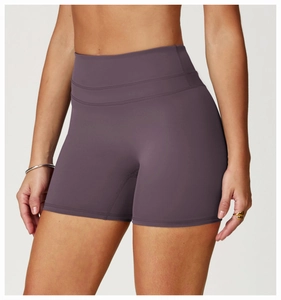 Vue détaillée du short de yoga violet taille haute avec triple coutures décoratives