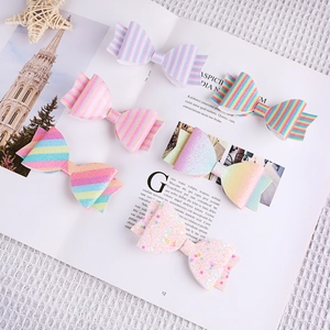 Barrettes à cheveux nœuds colorés pailletés pour filles sur fond de magazine