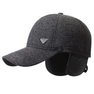 Dunkelgraue Winter-Baseballkappe mit Ohrenschutz und silbernem Metall-Logo-Detail