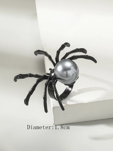 Dettaglio macro anello ragno nero con perla grigia e fascia regolabile da 1,8 cm