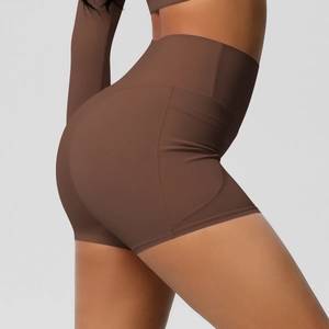 Détail du short de yoga à taille haute avec poches latérales et coutures renforcées