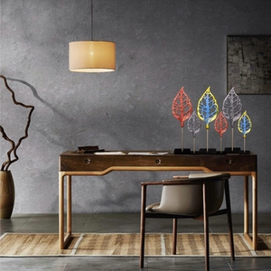 Sculptures de feuilles abstraites modernes en résine colorée avec supports dorés décor
