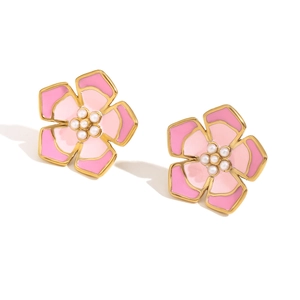 Boucles d'oreilles fleurs en émail rose, plaquées or avec perles sur fond blanc