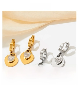Détail de boucles d'oreilles cœur double couche avec cristaux étincelants en or et argent