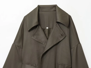 Nahaufnahme des dunkeloliven Twill-Stoffs und der Kragennähte an der Freizeitjacke