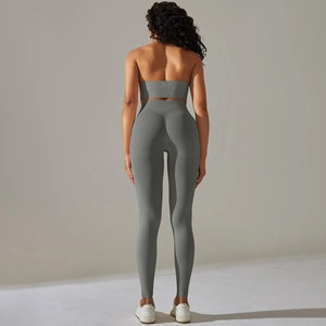 Rückansicht des nahtlosen grauen Yoga-Sets mit Sport-BH und High-Waist-Leggings