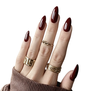 Ensemble de bagues dorées avec ongles amande bordeaux et poignet en tricot brun