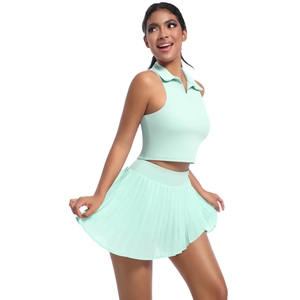Dettaglio completo completo da tennis verde menta con top polo e gonna a pieghe chic