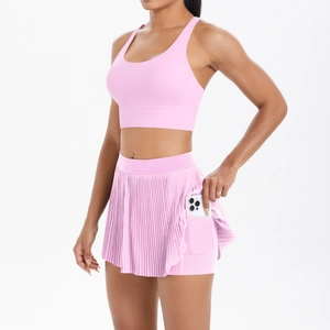 Détail de la jupe de sport rose avec poche téléphone et short intégré pour le tennis