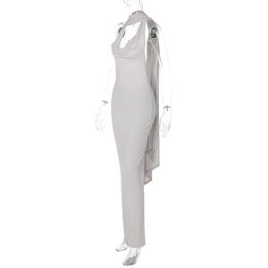 Détail de la robe licou blanche dos nu avec long châle et fente sur le devant