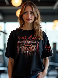 Lockeres schwarzes Baumwoll-T-Shirt mit geometrischem Kunstdruck und Ethno-Slogan vorne