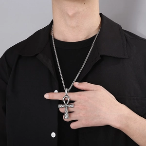 Détail du pendentif croix Ankh argenté vintage avec texture serpent et chaîne punk