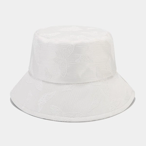 Cappello a secchiello bianco con farfalle ricamate per protezione solare e stile moda
