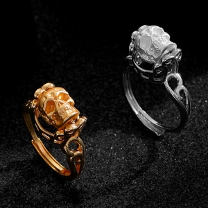 Detailopname van gothische schedelringen in goud en zilver met verstelbare open band