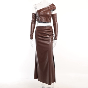 Dettaglio del set due pezzi in pelle PU marrone con gonna arricciata a vita alta