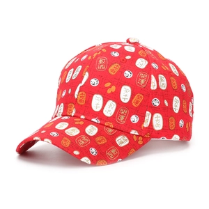 Gros plan sur la casquette de baseball rouge avec motifs kanji et pièces de monnaie