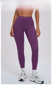 Vue détaillée de la taille haute en V sur le legging de yoga brossé violet foncé