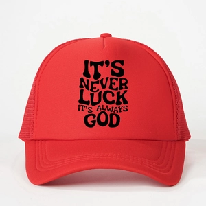 Détail de la casquette trucker rouge avec It's Never Luck It's Always God imprimé