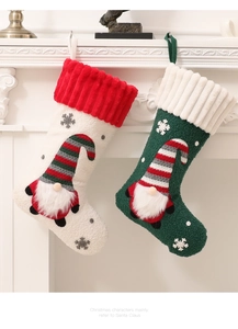 Dettaglio delle calze di Natale in maglia con gnomi 3D e motivi a fiocchi di neve