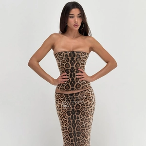 Détail du corset léopard et de la jupe crayon à paillettes sur mannequin
