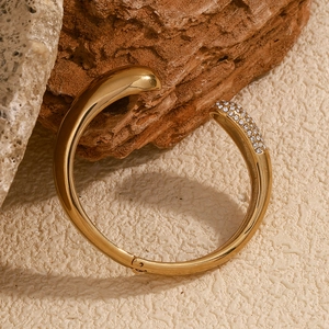 Détail du bracelet tête de serpent plaqué or 18K avec rangées de zircons blancs brillants