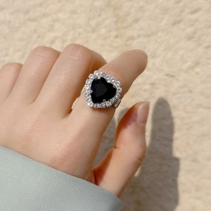 Adjustable silver ring with black heart-shaped stone and zircon pavé on hand