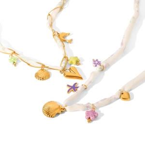 Collier foulard en soie avec breloques dorées en coquillage et cœur sur chaîne en acier