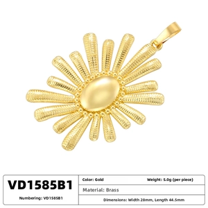 Détail d'un pendentif fleur de soleil en laiton doré mesurant 28mm par 44,5mm