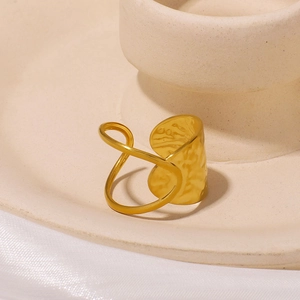Bague artistique en acier inoxydable 18K avec lignes asymétriques et texturées