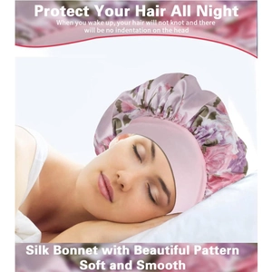 Bonnet de nuit en satin floral pour la protection des cheveux montré sur un modèle