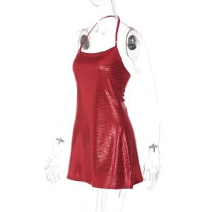 Détail d'une robe licou sexy à paillettes rouges avec une coupe évasée chic