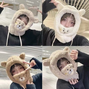 Détail de la broderie sur la cagoule ours en polaire avec écharpe et masque intégrés