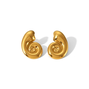 Détail de boucles d'oreilles spirales dorées avec finition polie et design coquillage