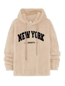 Detailopname van New York print op beige sherpa fleece hoodie met trekkoord