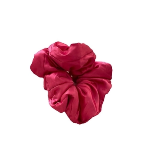 Chouchou géant en satin rose foncé avec plis élégants et texture soyeuse brillante