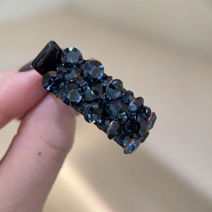 Barrette minimaliste en cristal bleu marine avec strass étincelants sur base noire