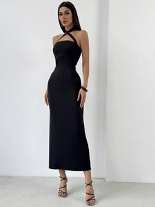 Elegante vestido midi de punto ajustado en negro con cuello halter y diseño de espalda aire