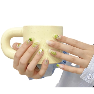 Faux ongles faits main avec motifs mignons de Zongzi verts et détails en feuille d'or