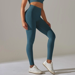 Detail of high-waist seamless compression yoga leggings in grey-blue with scrunch butt effect