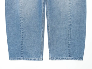 Detailansicht der Nähte und Denim-Struktur am Saum der blauen Ballon-Jeans