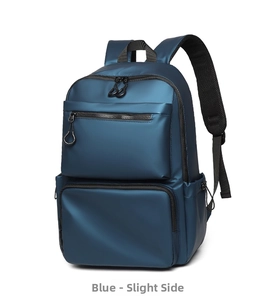 Detailansicht des dunkelblauen wasserdichten Laptop-Rucksacks mit mehreren Fächern