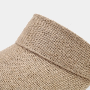 Sombrero de sol de ala ancha en paja trenzada para mujer con diseño natural y puro