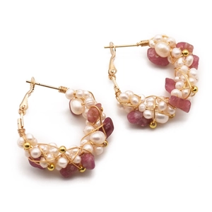 Orecchini a C fatti a mano con perle naturali e tormalina rosa in filo d'oro intrecciato