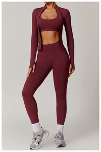 Detaillierte Vorderansicht des weinroten nahtlosen Yoga-Sets mit Reißverschlussjacke