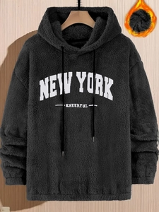 Dettaglio felpa con cappuccio sherpa grigio scuro con ricamo New York Cheerful e lacci