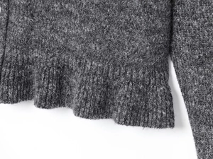 Détail de maille épaisse gris chiné avec bord-côte montrant la texture douce