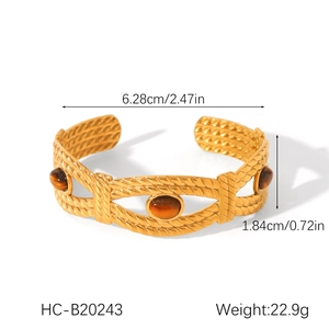 Détails du bracelet manchette tressé plaqué or 18K avec dimensions et trois pierres