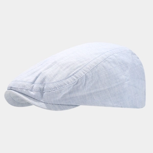 Detalle de la gorra plana de cuadros azul claro que muestra la textura de la tela transpirable