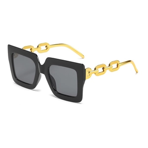 Gafas de sol cuadradas de gran tamaño para mujer con patillas de cadena de metal dorado y marco negro