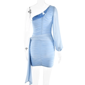 Vue arrière de la mini robe bleu clair à une épaule avec manche longue en maille transparente